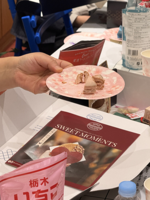 재팬레일클럽의 ‘오미야게 과자 상자’에는 일본 전역에서 엄선된 8~10가지의 귀한 과자들이 매달 담겨 있다.