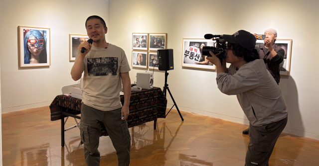 '신조선'(辛朝鮮) 개인전을 위해 부산을 찾은 양승우 사진가. 1996년 도일한 양승우는 30년째 일본에서 살고 있다. 김은영 기자 key66@