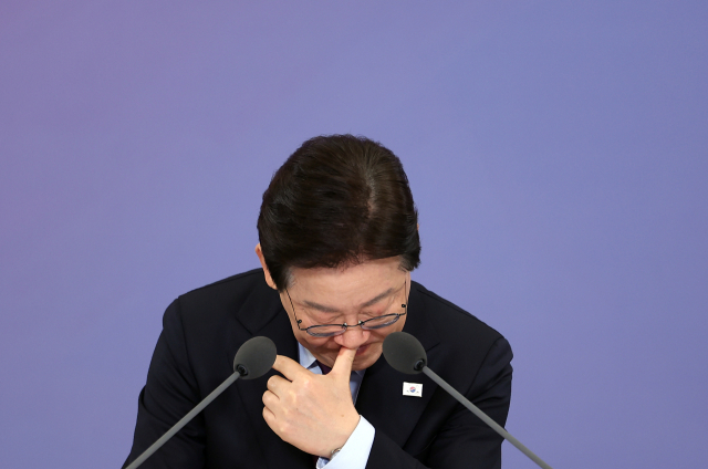 이재명 대통령이 9일 청와대에서 열린 국민경제자문회의 제1차 전체 회의에서 자료를 보고 있다. 연합뉴스