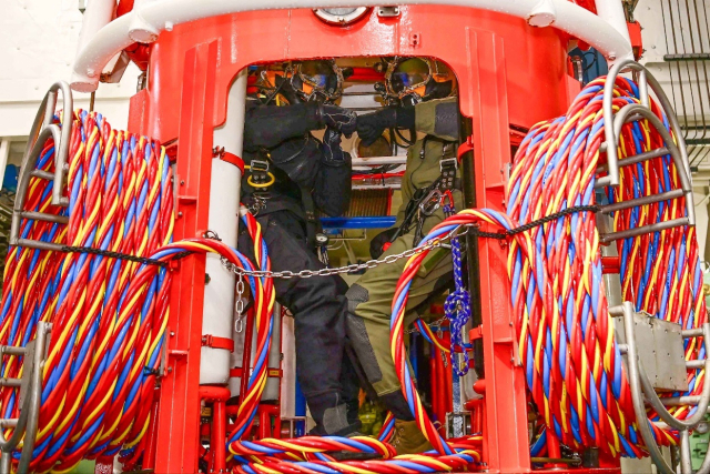 지난 8일 수상함구조함 통영함(ATS-ll·3500t급)에서 진행된 연합 구조전 훈련에서 한국·호주해군 잠수사들이 수중 탐사장비(Wet-Bell)에 탑승해 훈련을 앞두고 상호 격려를 하고 있다. 해군 제공