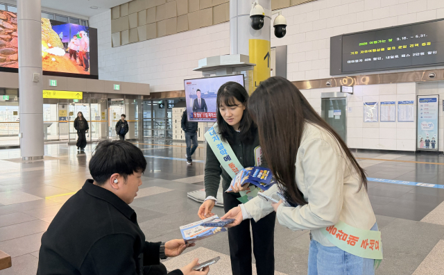 한국동서발전 직원들이 에너지 절약 실천 내용이 담긴 포스터를 건네며 시민들에게 참여를 독려하고 있다. 동서발전 제공