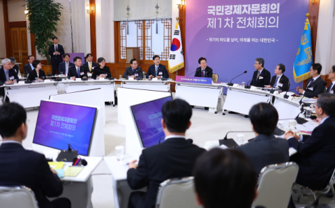 [영상] 이 대통령 “노동 정책도 실용적 접근해야