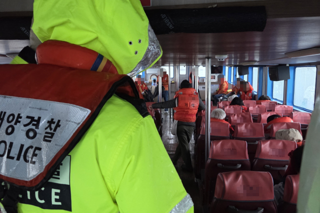 9일 오후 3시 11분 통영시 한산면 장사도 인근 해상에서 승객 34명이 탄 유람선이 기관 고장으로 표류하다 해양경찰에 구조됐다. 표류 중인 유람선에 올라 탄 해경 구조대가 승객들을 안심시키고 있다. 통영해양경찰서 제공