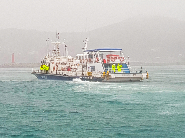 9일 오후 3시 11분 통영시 한산면 장사도 인근 해상에서 승객 34명이 탄 유람선이 기관 고장으로 표류하다 해양경찰에 구조됐다. 통영해양경찰서 제공