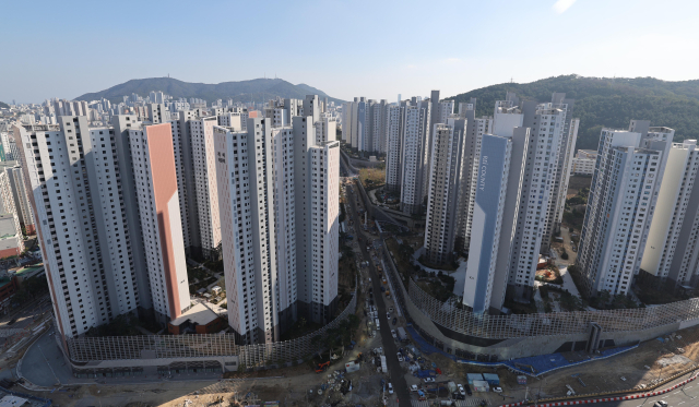 주택법 위반으로 계약이 해지된 3세대에 대해 재분양을 진행하는 부산 연제구 레이카운티 아파트 단지. 이재찬 기자 chan@