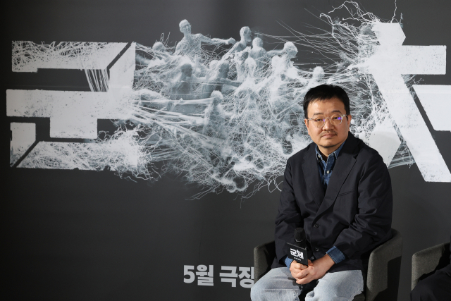 연상호 감독이 6일 서울 용산구 CGV용산아이파크몰에서 열린 영화 '군체' 제작보고회에서 취재진의 질문을 듣고 있다. 연합뉴스