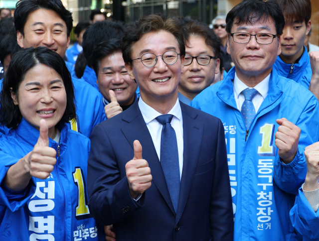 더불어민주당 전재수 의원이 2일 오전 부산 동구 해양수산부 청사에서 부산시장 출마 선언을 마친 뒤 구청장 출마 민주당 후보들과 사진을 찍고 있다. 연합뉴스