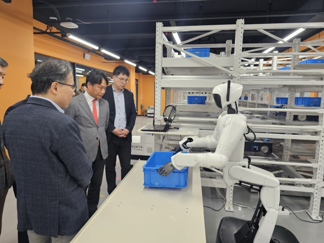 이상훈 한국산업단지공단 이사장(가운데)과 입주기업 대표 등이 9일 대전 KAIST 본원에서 무인공장 테스트베드인 ‘카이로스(KAIROS)’ 실증사례를 벤치마킹 하고 있다. 산업단지공단 제공