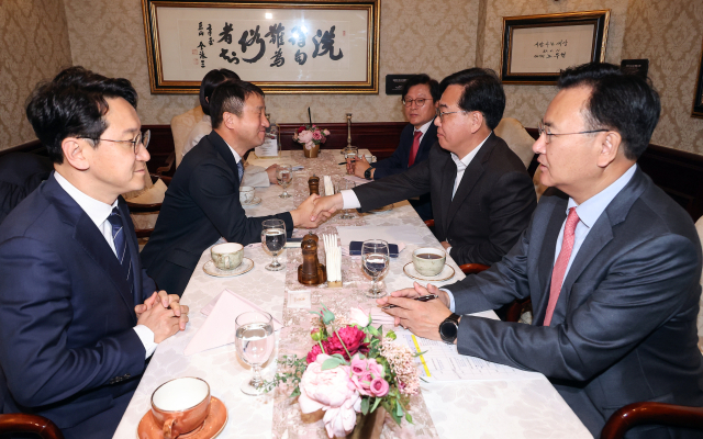 더불어민주당 한병도 원내대표와 국민의힘 송언석 원내대표 등이 10일 서울 여의도 켄싱턴 호텔에서 추경안 관련 논의를 하기에 앞서 악수하고 있다. 왼쪽부터 더불어민주당 천준호 원내운영수석부대표, 한 원내대표, 이소영 예결위 간사, 국민의힘 박형수 간사, 송 원내대표, 유상범 원내운영수석부대표. 연합뉴스