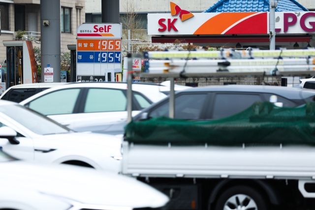 10일 3차 석유 최고가격제 실시 직후 전국 주유소의 평균 휘발유·경유 가격이 상승 흐름을 이어가고 있다. 이날 서울 시내 주유소 모습. 연합뉴스