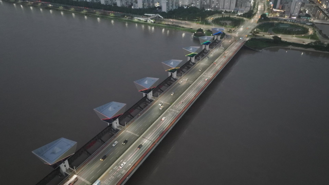 부산 낙동강 하구언 다리에 설치된 경관조명이 올해부터 연중 상시 불을 밝힌다. 한국수자원공사 제공