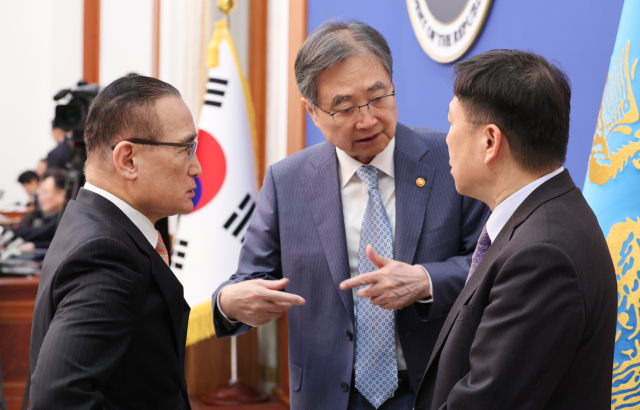 위성락 국가안보실장(왼쪽부터), 조현 외교부 장관, 임웅순 국가안보실 제2차장이 6일 청와대에서 열린 국무회의 겸 비상경제점검회의에서 대화하고 있다. 연합뉴스