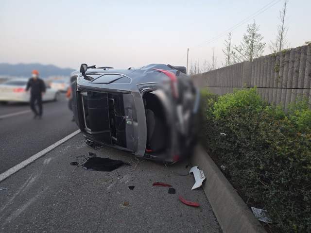 10일 오후 6시 15분 강서구 남해고속도로 제2지선 부산방향 서부산IC 인근 4차로에서 4중 추돌 사고로 운전자 4명이 다쳤다. 부산경찰청 제공