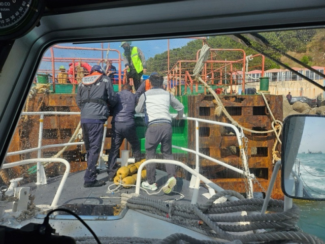 11일 부산 태종대 인근 해상을 지나던 유람선에서 저혈압 증세를 보이던 응급환자가 해경에 구조됐다. 부산해양경찰서 제공