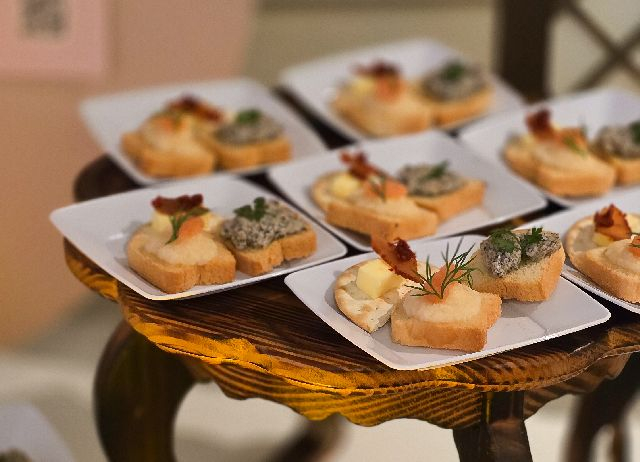 지난달 서울에서 열린 프랑스명장요리사협회 세계총회에 부산 기업 덕화푸드 장종수 대표와 연구개발팀이 프랑스 요리사에게 명란을 활용한 메뉴를 선보여 화제가 됐다. 덕화푸드 제공