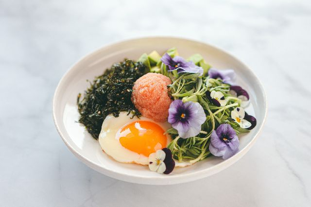 덕화푸드 장종수 대표가 역사 문헌 연구를 통해 개발한 조선명란. 이 명란을 이용해서 만든 명란봄나물비빔밥. 덕화푸드 제공