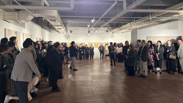 지난 10일 오후 6시 부산 금정구 부산대학교아트센터에서 열린 김윤찬 부산대 교수의 열아홉 번째 개인전 ‘청춘-함께 가는 길’ 오프닝 모습. 김은영 기자 key66@