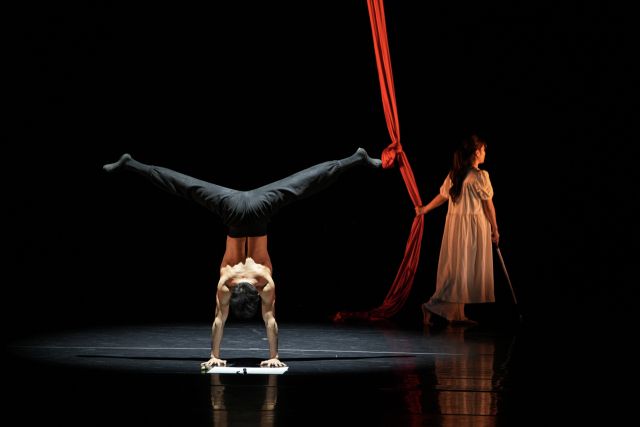 지난 10일 오후 금정문화회관 금빛누리홀에서 선보인 김남진피지컬씨어터 10주년 기념 공연 중 '빛'. 컨템포러리 서커스 퍼포머 김찬양과 시각장애 예술인 장해나가 호흡을 맞췄다. 김남진피지컬씨어터 제공