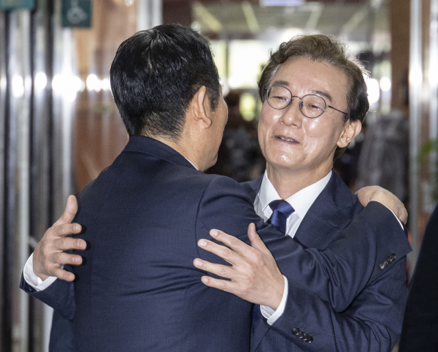 6·3 지방선거 더불어민주당 부산시장 후보로 확정된 전재수 의원이 지난 10일 국회에서 당 대표실 복도로 마중나온 정청래 대표와 만나 포옹하고 있다. 연합뉴스