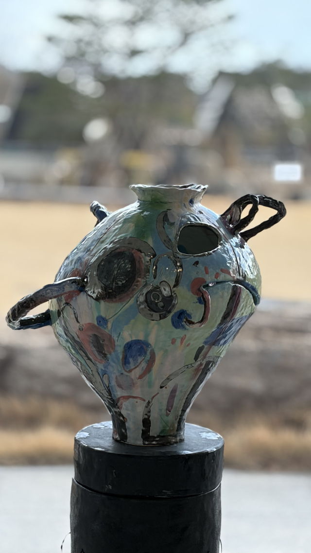 둥근 도자 오브제와 그 위로 이어지는 실의 구조를 선보인 권지영 작가 작품. 김은영 기자 key66@