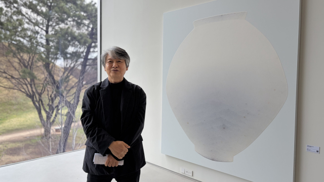 경주 오아르미술관에서 열리고 있는 '쉼표: 비우고, 머무르고, 채우는' 최영욱 작가 개인전에서 포즈를 취한 작가 모습. 김은영 기자 key66@