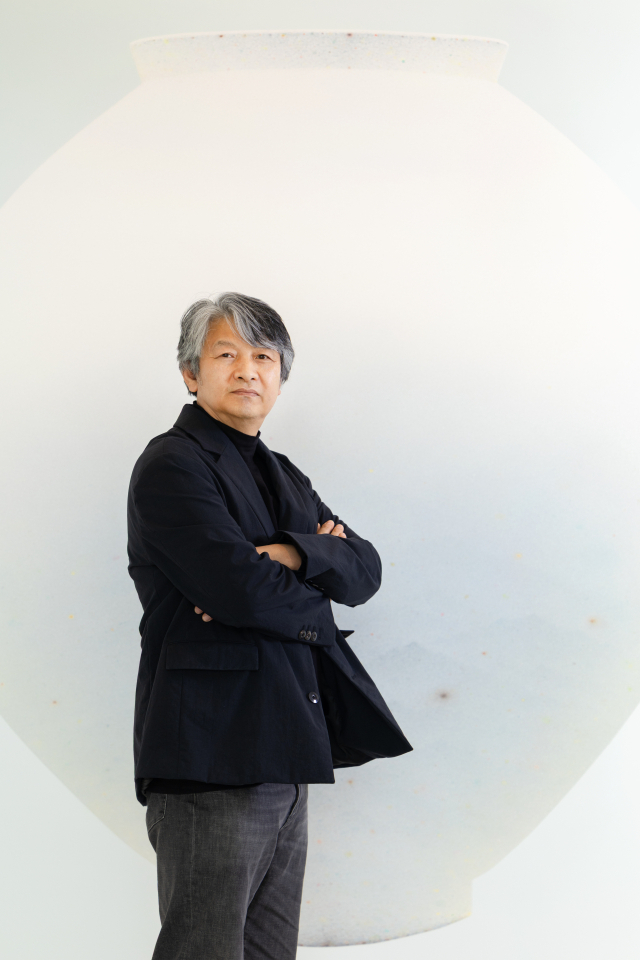 경주 오아르미술관에서 포즈를 취한 최영욱 작가. 오아르미술관 제공