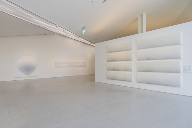 경주 오아르미술관에서 열리고 있는 최영욱 작가 개인전 '쉼표: 비우고, 머무르고, 채우는' 전시 전경. 오아르미술관 제공