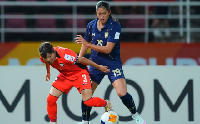 한국 20세 이하 여자 축구 대표팀의 윤아영(왼쪽)이 지난 12일 태국전에서 상대 선수와 볼 다툼을 벌이고 있다. AFC홈페이지 캡처