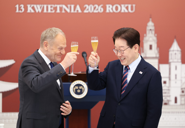 이재명 대통령과 도날트 투스크 폴란드 총리가 13일 청와대에서 열린 공식 방한 환영 오찬에서 건배하고 있다. 연합뉴스