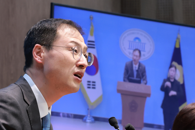 더불어민주당 김상욱 의원이 지난 7일 국회 소통관에서 산업용 전기요금 지역별 차등화를 제안하고 있다. 연합뉴스