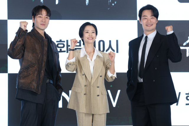 배우 박해수(왼쪽부터), 곽선영, 이희준이 13일 서울 구로구 더세인트에서 열린 ENA 드라마 '허수아비' 제작발표회에서 포즈를 취하고 있다. 연합뉴스
