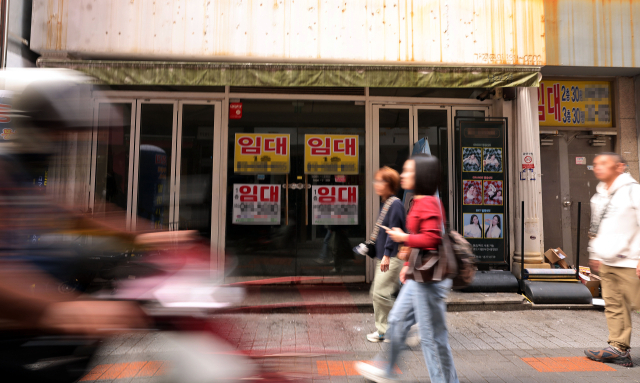 부산 자영업자가 4년 새 8만여 명 급감한 것으로 나타났다. 13일 오후 부산 중구 남포동 일대 상가 곳곳에 임대 안내문이 붙어 있다. 정종회 기자 jjh@