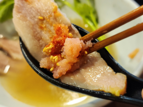 주방에 걸린 ‘명란 아끼면 망한다’라는 문구가 많은 이야기를 하고 있다.