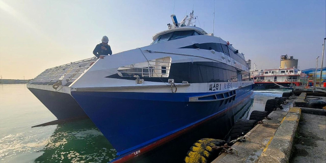 한국해양교통안전공단(KOMSA) 운항 관리자가 씨스타1호에 승선해 안전점검을 하고 있다. KOMSA 제공