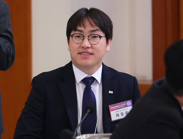 하정우 AI미래기획수석이 4월 9일 청와대에서 열린 국민경제자문회의 제1차 전체 회의에 참석했다. 연합뉴스