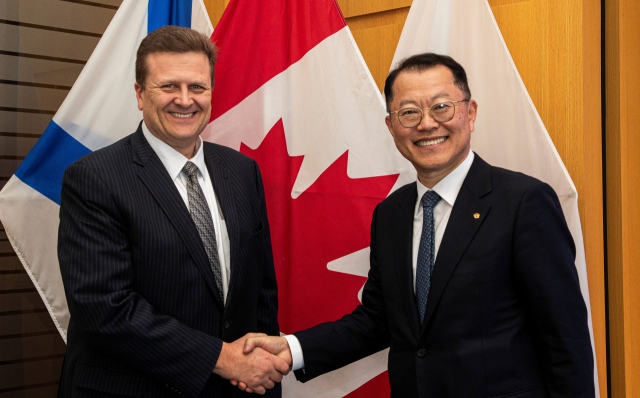 한화오션 김희철 대표(오른쪽)와 어빙조선소 더크 레스코 사장이 면담을 마친 뒤 기념촬영을 하고 있다. 한화오션 제공