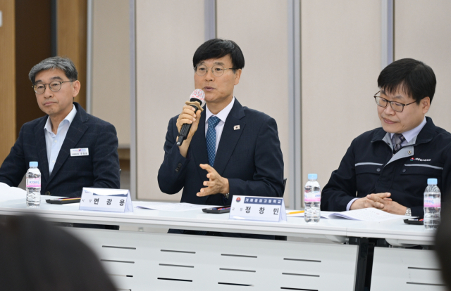 거제시는 14일 청사 대회의실에서 변광용 거제시장, 한화오션 임원배 노사상생협력본부장, 거제대학교 박장근 총장, 거제공업고등학교 정창민 교장이 참석한 가운데 ‘지역 청년 인재 육성 및 채용 협약’을 체결했다. 변광용 거제시장이 인사말을 하고 있다. 거제시 제공