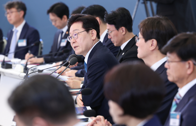 이재명 대통령이 15일 청와대에서 열린 규제합리화위원회 제1차 전체회의에서 발언하고 있다. 연합뉴스