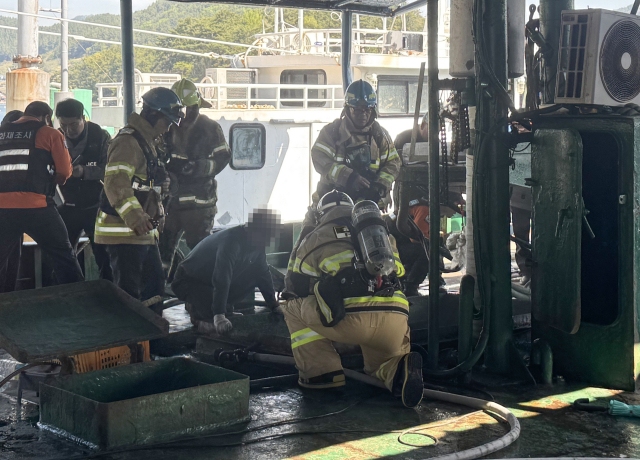 15일 오전 9시 40분께 통영시 도산면 분지포항 내 계류된 통영선적 기선선인망 어선 기관실에서 불이나 1시간여 만에 꺼졌다. 통영해양경찰서 제공