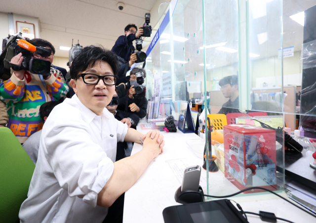 부산 북갑 보궐선거에 출마가 유력시되는 한동훈 전 국민의힘 대표가 14일 부산 북구 만덕2동 행정복지센터에서 전입신고를 하고 있다. 정종회 기자 jjh@
