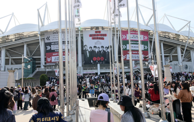 12일 그룹 방탄소년단(BTS)의 공연이 열린 경기 고양시 고양종합운동장 앞에 몰려든 팬들로 북적이고 있다. 연합뉴스