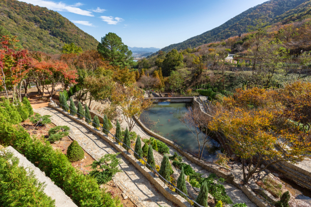 월아산 숲속의 진주 전경. . 진주시 제공