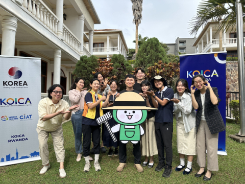 ‘새마을운동 ODA 사업’ 콘텐츠 제작에 함께한 유튜버 빠니보틀과 코이카 르완다 사무소 직원들. 코이카 제공