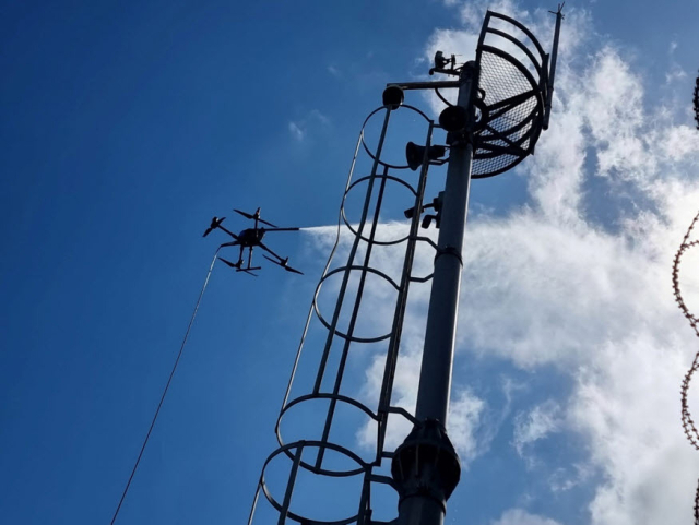 추락사고를 차단하기 위해 울산항만공사가 도입한 CCTV 청소용 드론. 울산항만공사 제공