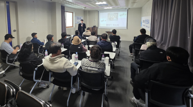 외국인 선원 관리업체인 (주)CC트레이딩은 지난 2일 통영 경남해상사업노동조합에서 한국인 선주와 선장 등 11명을 대상으로 인권교육을 진행했다. 노조 제공