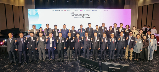 15일 부산 해운대구 웨스틴조선에서 열린 ‘커넥트 커피 부산 2026’에서 ‘세션2: 커피로 일상을 리브랜딩하다’ 패널과 내빈들이 기념촬영을 하고 있다. 김종진 기자 kjj1761@