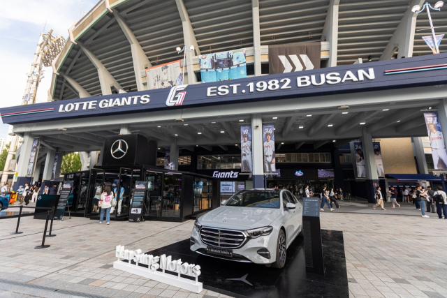 한성모터스는 고객들을 초청해 프로야구 관람을 갖기도 한다. 롯데자이언츠 경기에 차량을 전시한 모습.한성모터스 제공