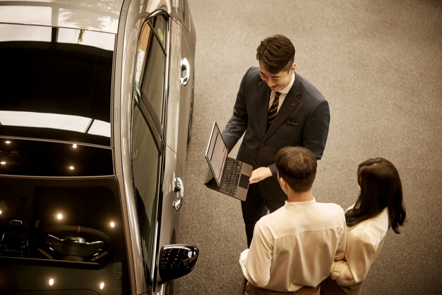 한성모터스가 지난달부터 시행중인 프리미엄 VIP 멤버십 프로그램 ‘클럽 한성 부산&순천’의 하나인 서비스센터 지점장의 1대 1 전담 케어 모습.한성모터스 제공