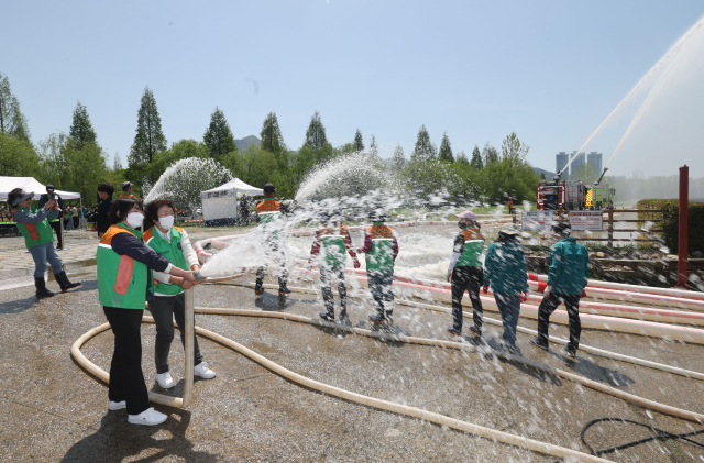 2026년 극한호우 대비 풍수해 현장대응 훈련이 16일 부산 북구 화명수상레포츠타운 계류장에서 열려 펌프를 이용 들어찬 물을 퍼내는 배수훈련이 진행되고 있다. 이날 훈련에는 부산시, 부산 북구청, 부산소방본부, 부산경찰청이 참여했다. 이재찬 기자 chan@