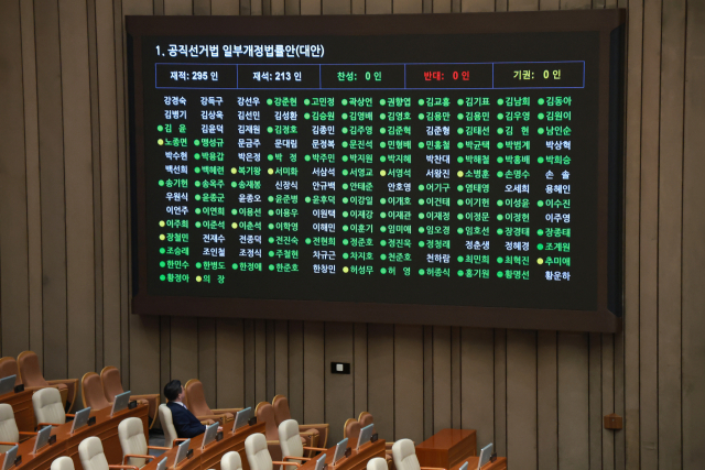 윤호중 행정안전부 장관이 18일 국회에서 열린 4월 임시국회 제6차 본회의에서 공직선거법 일부개정법률안 표결을 바라보고 있다. 연합뉴스